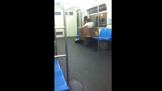 Namorados transando dentro do metrô